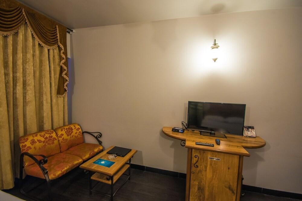Infiniti Hotel And Spa Indore Exterior foto