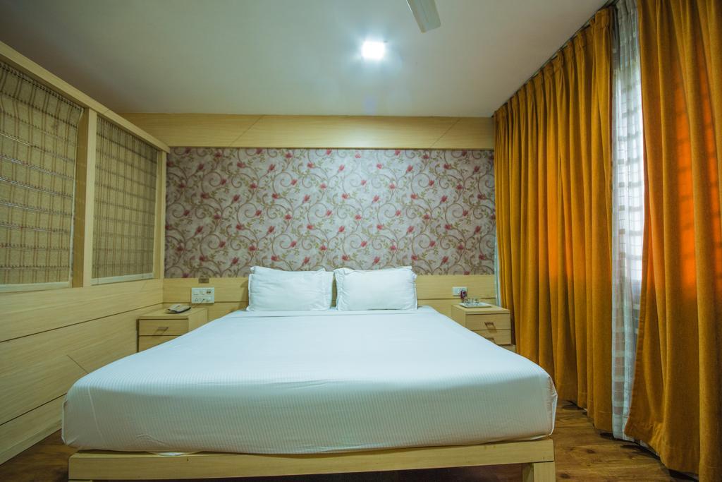 Infiniti Hotel And Spa Indore Exterior foto